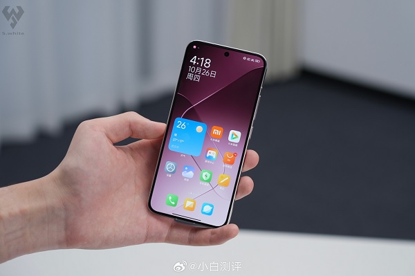 A hand holding a cell phone
Description automatically generated