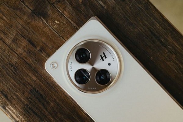 A white cell phone with three lenses

Description automatically generated