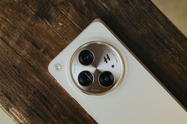 A white cell phone with three lenses

Description automatically generated