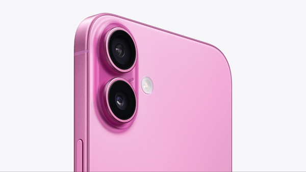 Cận cảnh góc camera của sản phẩm iPhone 16 hồng