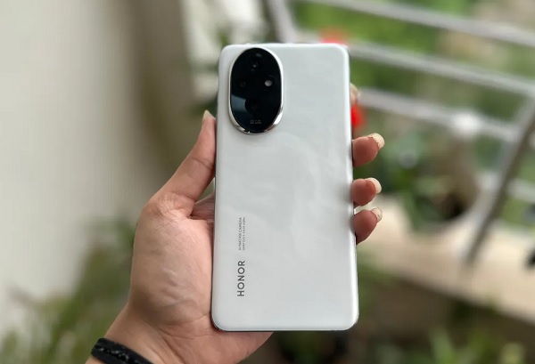 A person holding a white rectangular device

Description automatically generated
