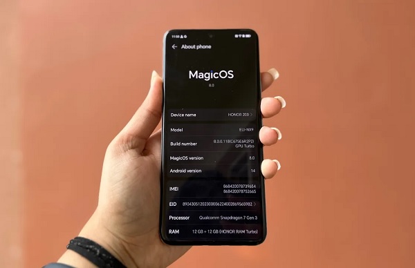 A hand holding a cell phone

Description automatically generated
