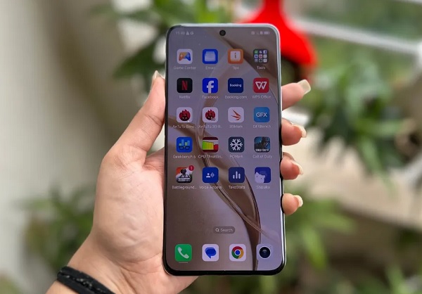 A hand holding a cell phone

Description automatically generated