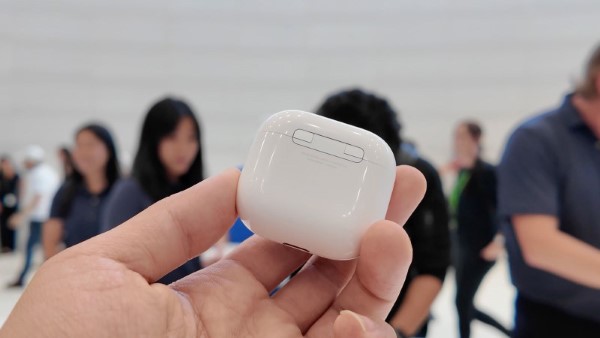 AirPods 4 sở hữu tính năng sạc nhanh khá ấn tượng.