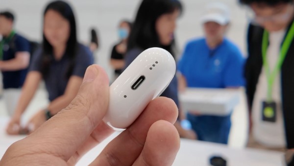  Hộp sạc của AirPods 4 được trang bị công nghệ sạc không dây.