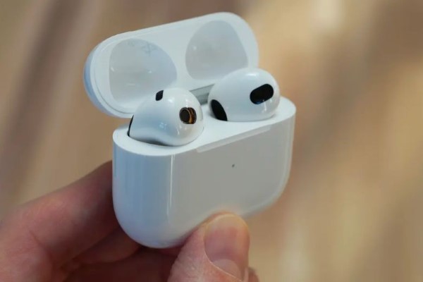 AirPods 4 mang đến trải nghiệm nghe nhạc ấn tượng với thời lượng pin lên đến 30 giờ.