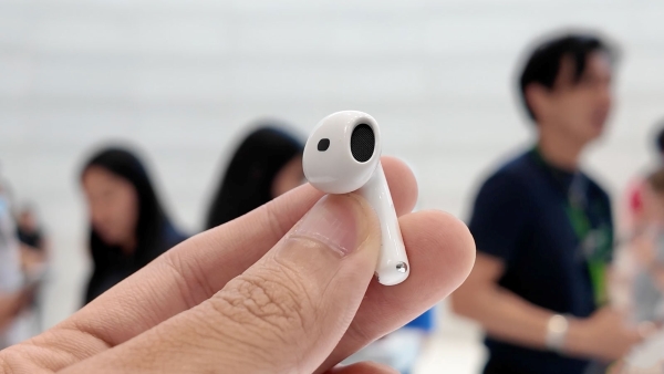 AirPods 4 mang đến trải nghiệm nghe nhạc ấn tượng với thời lượng pin lên đến 30 giờ.