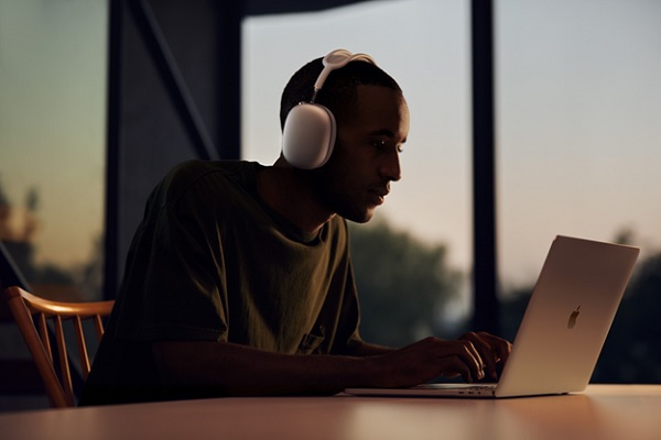 A person wearing headphones and using a computer

Description automatically generated