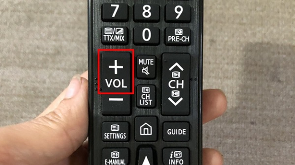 A hand holding a remote control

Description automatically generated