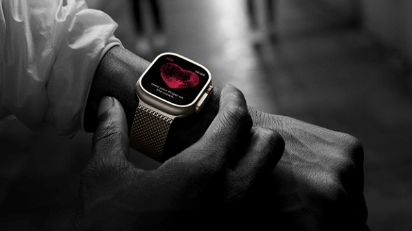 A person using a smart watch

Description automatically generated