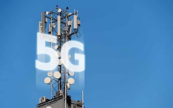 A tower with a 5g sign

Description automatically generated