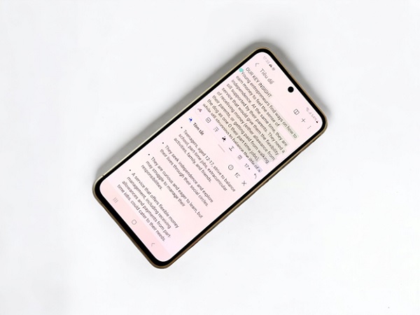 A cell phone with text on screen

Description automatically generated