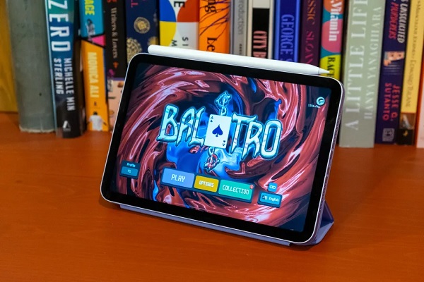 Hands holding a tablet with a video game on it

Description automatically generated