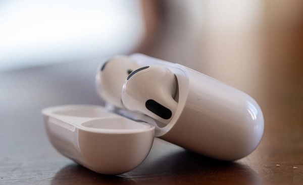 A close-up of a wireless earbuds

Description automatically generated