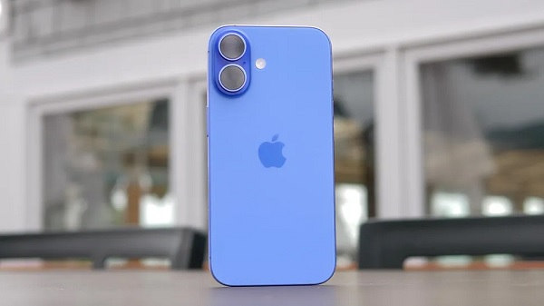 A row of cell phones
Description automatically generated