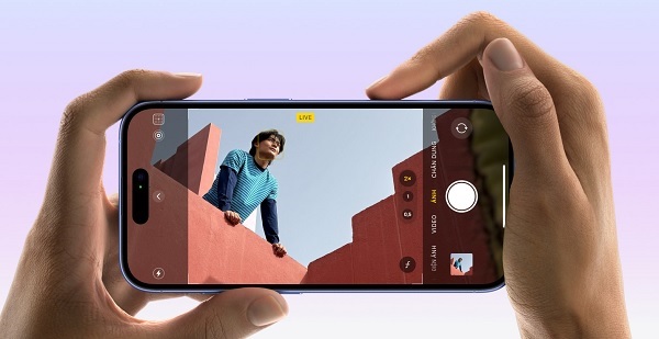 A person taking a picture of a person on a cell phone
Description automatically generated