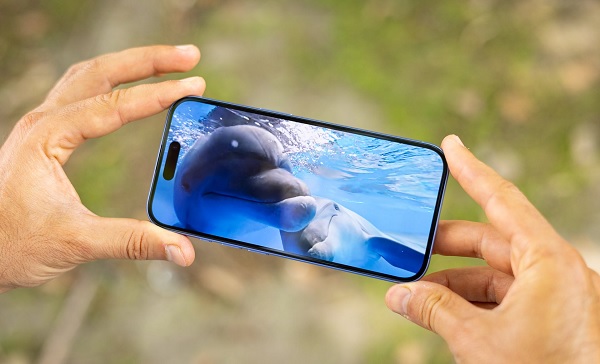 A hand holding a cell phone
Description automatically generated