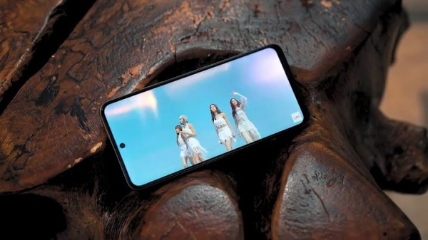 A hand holding a cellphone with a map on the screen
Description automatically generated