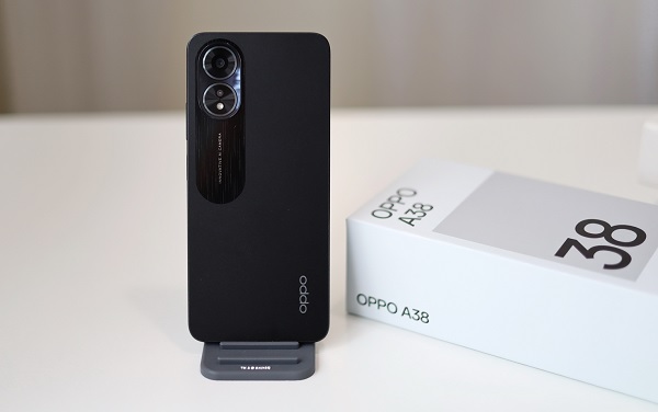 A person holding a phone
Description automatically generated