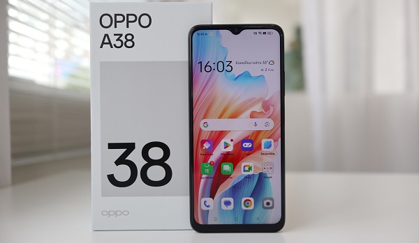 A person holding a cell phone
Description automatically generated