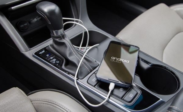 Kết nối Android Auto bằng cáp USB.