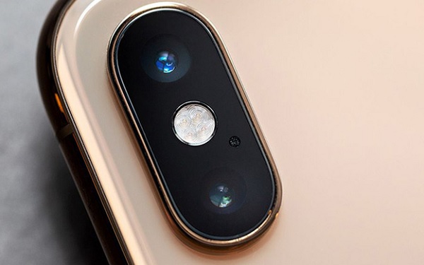A camera lens on a cell phone
Description automatically generated