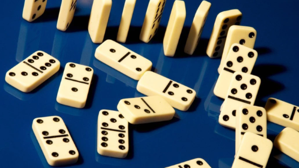 Tên gọi bắt nguồn từ nguyên lý của trò chơi Domino.