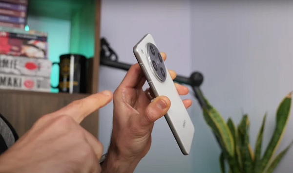 A person holding a phone
Description automatically generated