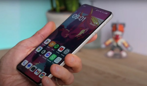 A person holding a phone
Description automatically generated