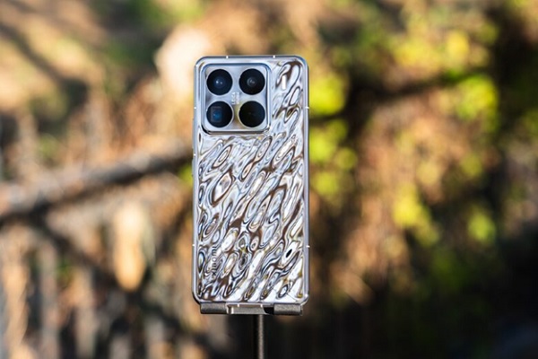 A silver cell phone with three cameras
Description automatically generated