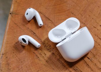 Airpods 4 dùng cổng sạc gì? Thời gian sạc AirPods 4 bao lâu?