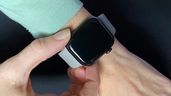 Apple Watch không lên màn hình.