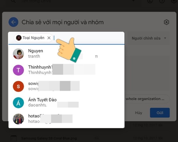 Thêm địa chỉ email của người cần chia sẻ vào phần Chia sẻ