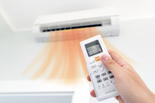 Bạn có thể dễ dàng nhận diện chế độ HEAT thông qua các ký hiệu trên remote