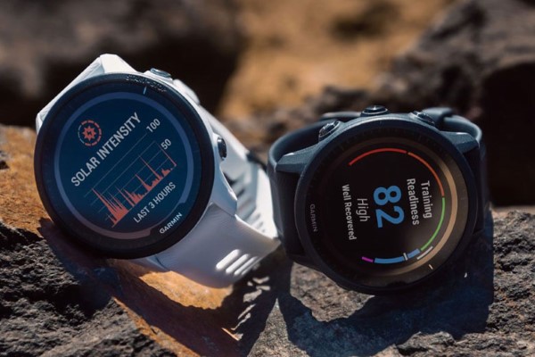 Garmin Forerunner 965 cấu tạo bởi khung viền Titanium