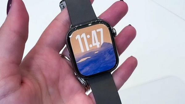 A hand holding a smart watch

Description automatically generated