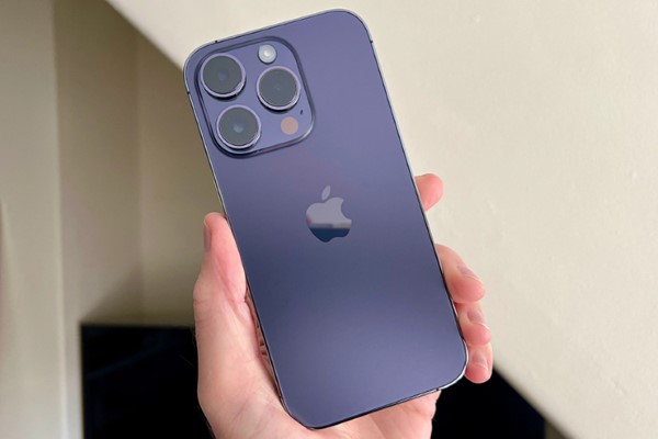 iPhone 14 Pro Max thiết kế vuông vức kết hợp cùng sắc tím cuốn hút