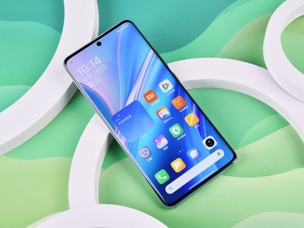 Màn hình AMOLED 6.67 inch với độ phân giải 1.5K