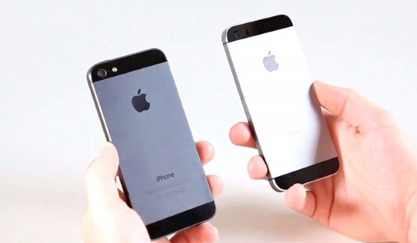 iPhone 5 có hai lựa chọn là đen và trắng, với mặt lưng bằng nhôm xám hoặc xanh đen