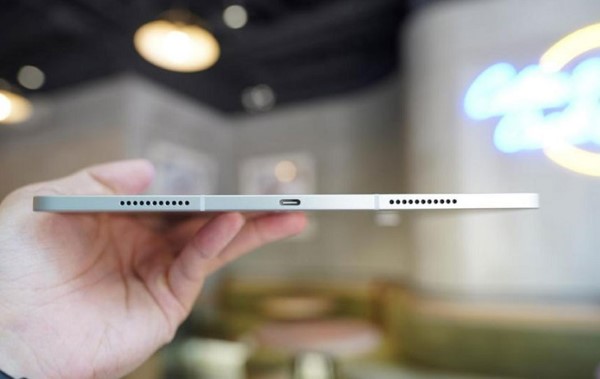 iPad Pro 13 M4 chỉ có một cổng USB-C/Thunderbolt 4