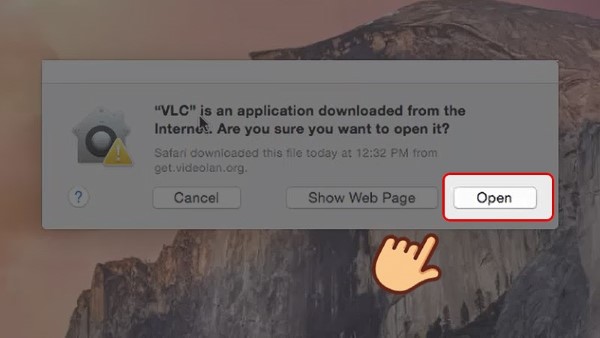 Mở VLC từ thư mục Application, sau đó chọn Open