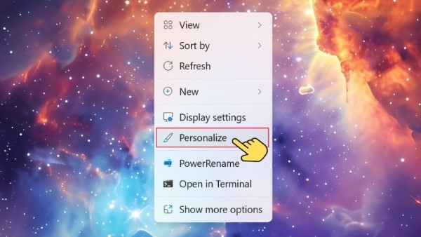 Nhấp chuột phải trên màn hình và chọn Personalize