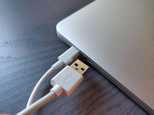 Hãy kiểm tra dây cáp sạc hoặc adapter chuyển đổi xem có tương thích với MacBook