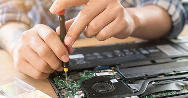 Mang laptop tới trung tâm bảo hành chính hãng hoặc cửa hàng sửa chữa uy tín