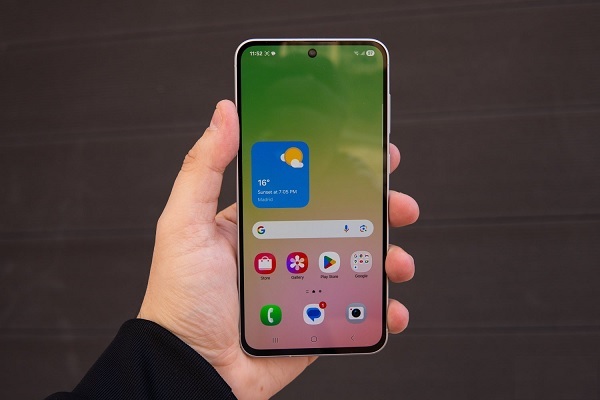 Tấm nền AMOLED mang lại màu sắc sống động