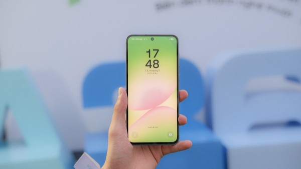 Cả hai đều sử dụng tấm nền Super AMOLED kích thước 6.7 inch