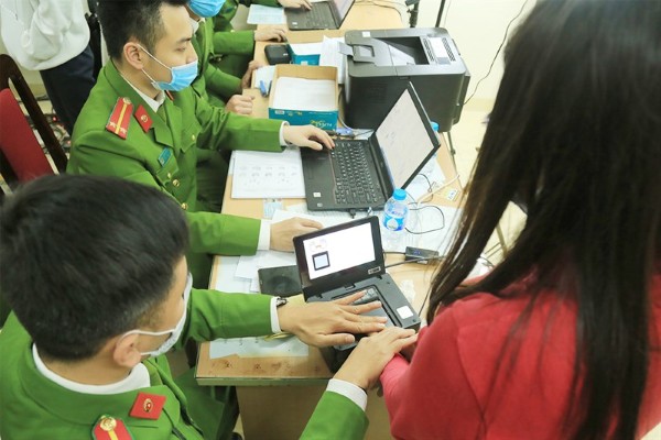 Cán bộ Công an sẽ tiến hành xác thực thông tin, chụp ảnh chân dung và thu vân tay