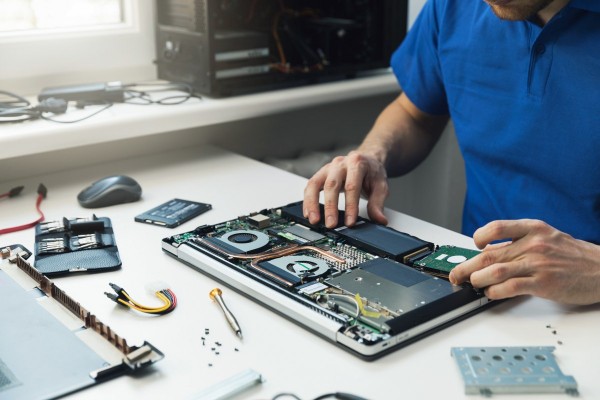 Mang laptop bị hư hỏng đến trung tâm bảo hành hoặc cửa hàng sửa chữa uy tín