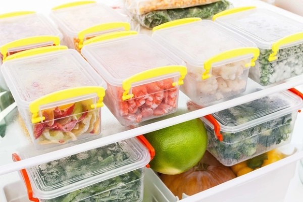 Sắp xếp thực phẩm gọn gàng trong ngăn đá
