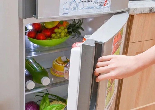 Khi tủ lạnh gặp sự cố rò rỉ nước dẫn đến điện năng tiêu hao nhiều hơn